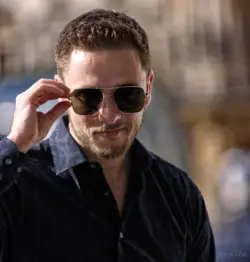 Kecker Blick eines Mannes mit Sonnenbrille