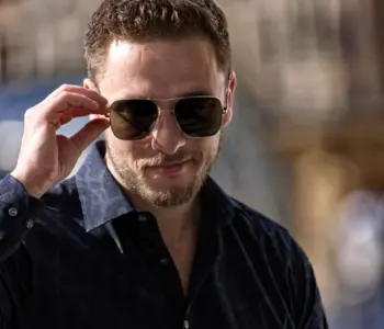 Kecker Blick eines Mannes mit Sonnenbrille