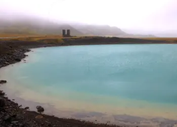 Kratersee im Nebel auf Island