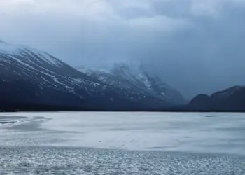 Ladtjojaure See im November in Nikkaluokta in Schweden