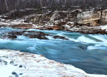 Langzeitaufnahme vom Fluss in Abisko in Schweden