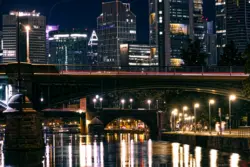 Langzeitbelichtung einer Autobrücke in Frankfurt am Main