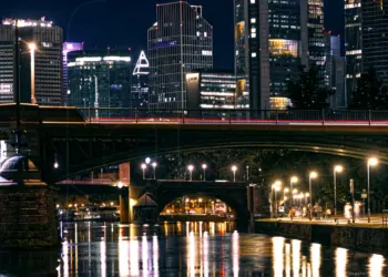 Langzeitbelichtung einer Autobrücke in Frankfurt am Main