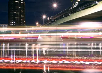 Langzeitbelichtung eines Bootes auf dem Main bei Frankfurt