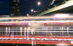 Langzeitbelichtung eines Bootes auf dem Main bei Frankfurt