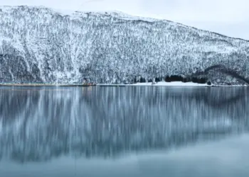 Langzeitbelichtung eines Bootes in Norwegen