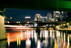 Langzeitbelichtung eines Bootes unter der Brücke