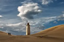 Leuchtturm auf der Wanderdüne in Dänemark