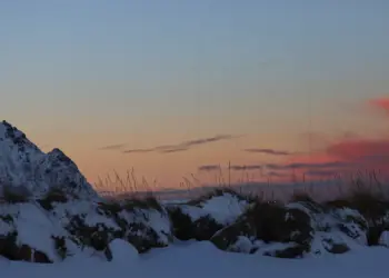 Licht in der Dämmerung des Tages in Norwegen