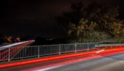 Lichtaufnahme von fahrenden Autos an der A5