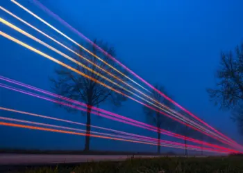 Lichtmalerei mit Autos am Abend