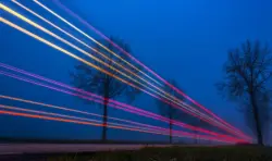 Lichtmalerei mit Autos am Abend