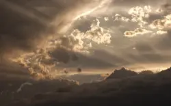 Lichtspiel der Sonne in den Wolken
