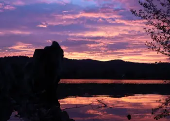 Lilafarbener Sonnenaufgang am Bruchsee in Heppenheim
