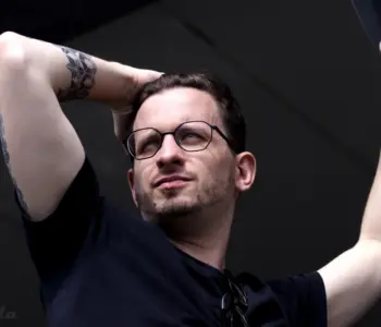 Männerportrait im Licht der Sonne