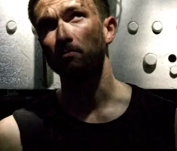 Männerportrait im Licht- und Schattenspiel