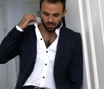 Mann im Anzug im Türrahmen