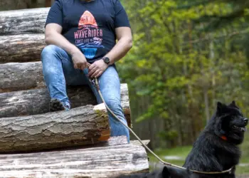 Mann mit seinen Hunden im Wald