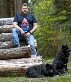Mann mit seinen Hunden im Wald