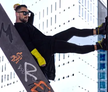 Mann posiert beim Shooting zwischen zwei Balken