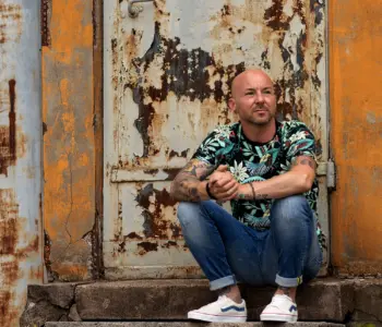 Mann vor einer alten Tür