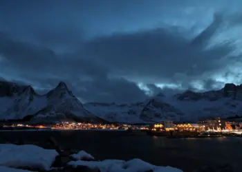 Mefjordvaer am frühen Novemberabend in Norwegen