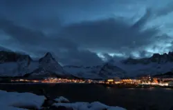 Mefjordvaer am frühen Novemberabend in Norwegen