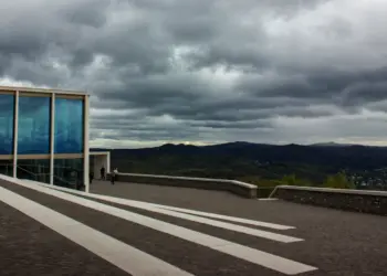 Moderne Aussichtsplattform vor dunklen Wolken