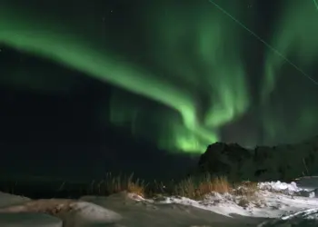 Nordlichter am Schneebedecktem Strand in Norwegen
