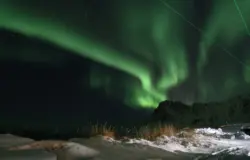 Nordlichter am Schneebedecktem Strand in Norwegen