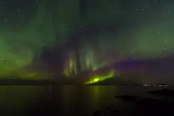 Nordlicht am Horizont bei Laukvik in Norwegen