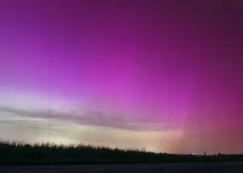 Nordlicht an einer kaputten Straße im Mai 2024