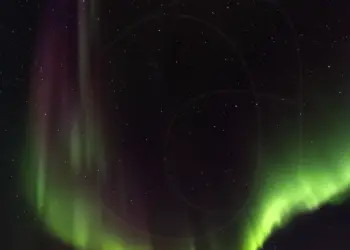 Eine Nordlichtspiegelung im Wasser bei Laukvik in Norwegen