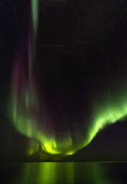 Eine Nordlichtspiegelung im Wasser bei Laukvik in Norwegen