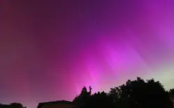 Nordlicht über den Dächern in Deutschland im Mai 2024