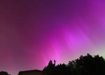 Nordlicht über den Dächern in Deutschland im Mai 2024