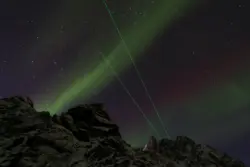 Nordlicht und die Laser der Spacestation in Norwegen