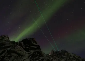 Nordlicht und die Laser der Spacestation in Norwegen