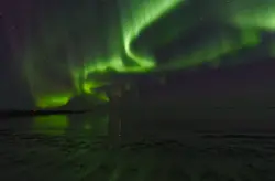 Nordlichter am Strand von Bleik in Norwegen