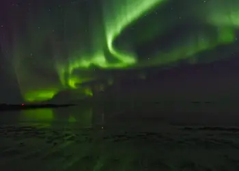 Nordlichter am Strand von Bleik in Norwegen