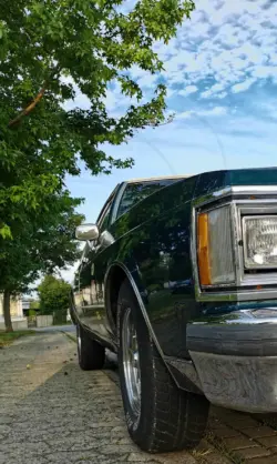 Oldsmobile Autofront im Sonnenlicht