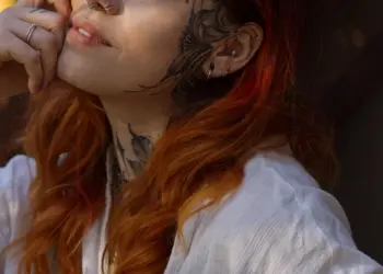 Portrait einer Frau im Licht-und Schattenspiel der Sonne