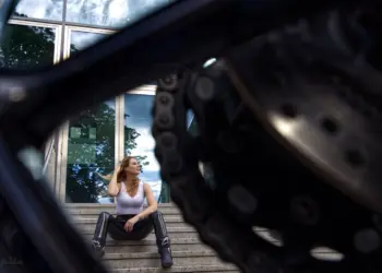 Portrait einer Frau mit Motorrad