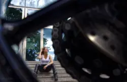 Portrait einer Frau mit Motorrad