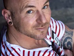 Portrait eines Mannes mit Blick in die Kamera