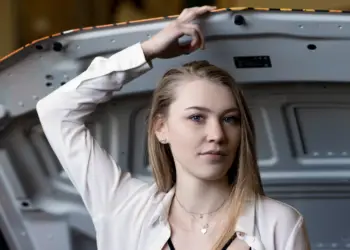 Portraitaufnahme einer Frau in weißer Bluse