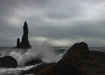 Reynisdrangar der schwarze Strand auf Island