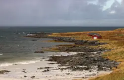 Rote Holzhäuser am Morpheus Beach in Norwegen