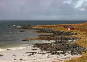 Rote Holzhäuser am Morpheus Beach in Norwegen