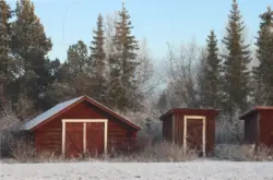 Rote Hütten vor Bäumen in Schweden